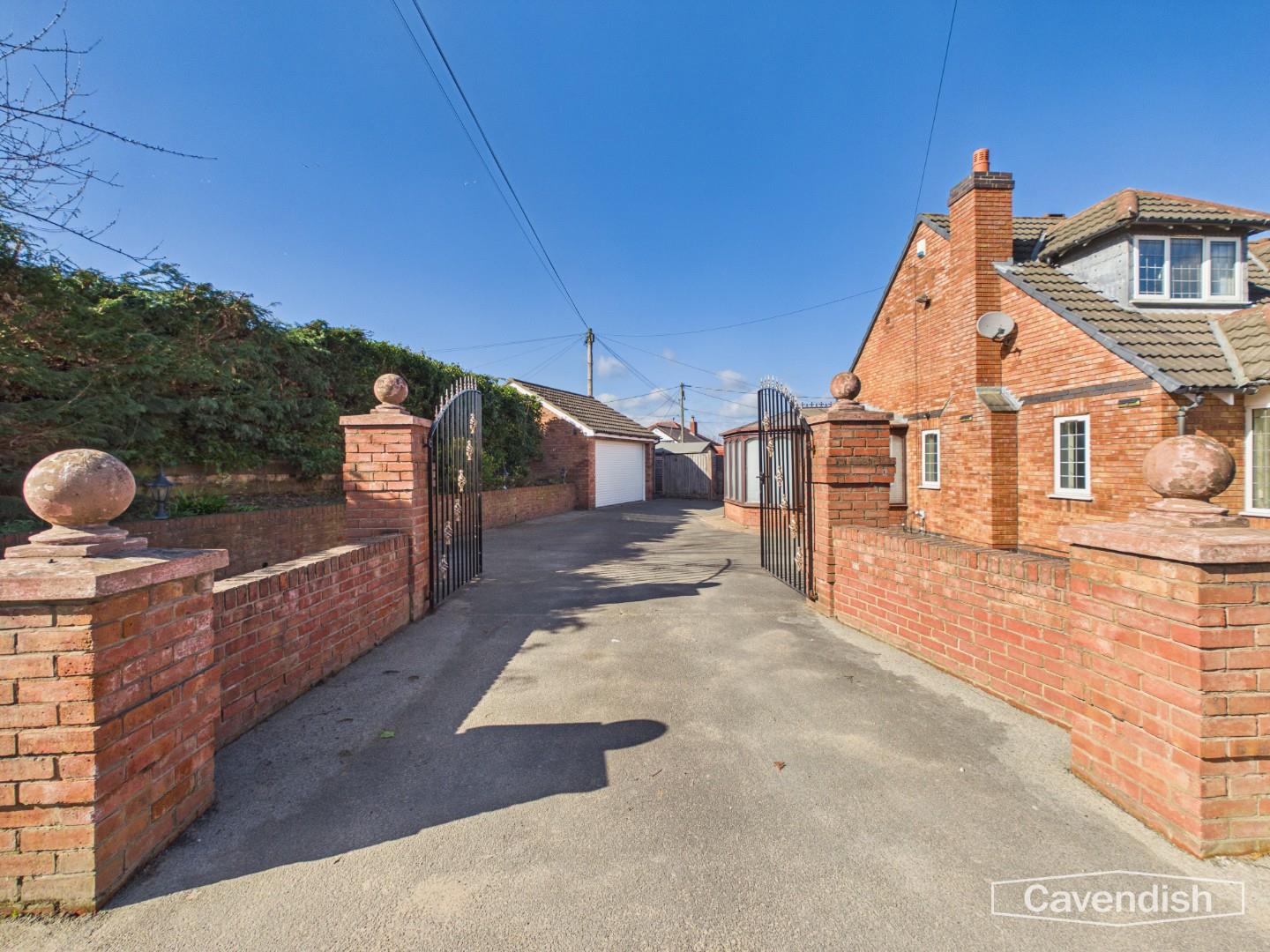 Gegin Lane, Croeshowell, Llay - OUTSIDE