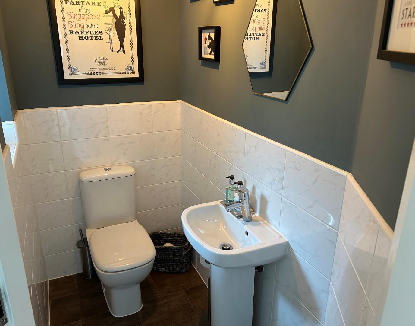 Cae Babilon, Higher Kinnerton - DOWNSTAIRS WC