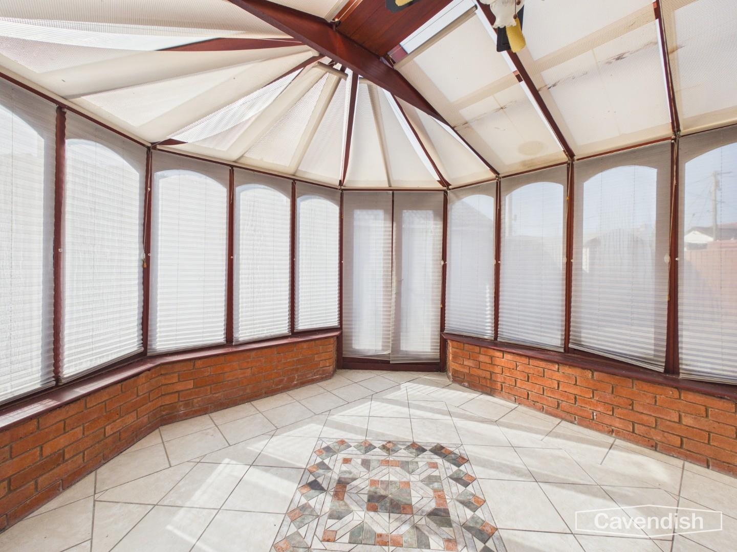 Gegin Lane, Croeshowell, Llay - CONSERVATORY