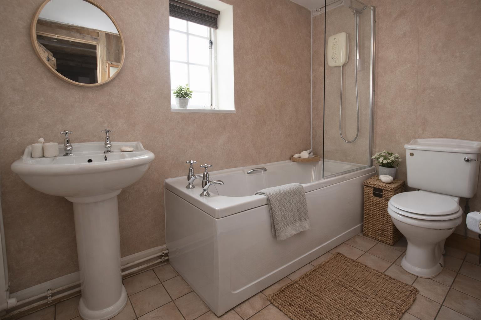 Townfield Lane, Mollington, Chester - Bathroom