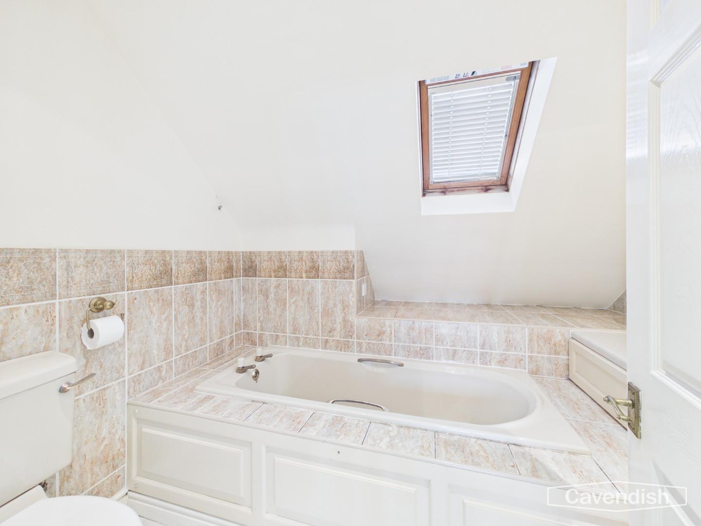 Gegin Lane, Croeshowell, Llay - EN-SUITE BATHROOM