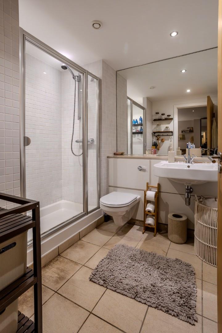 Weaver Street - EN-SUITE SHOWER ROOM