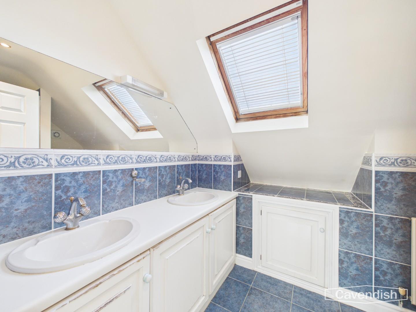 Gegin Lane, Croeshowell, Llay - EN-SUITE SHOWER ROOM