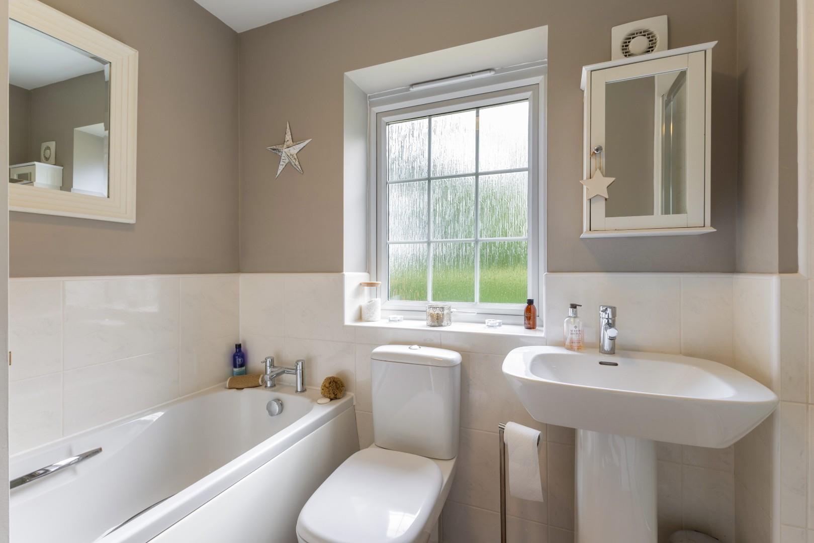 Cae Babilon, Higher Kinnerton - FAMILY BATHROOM