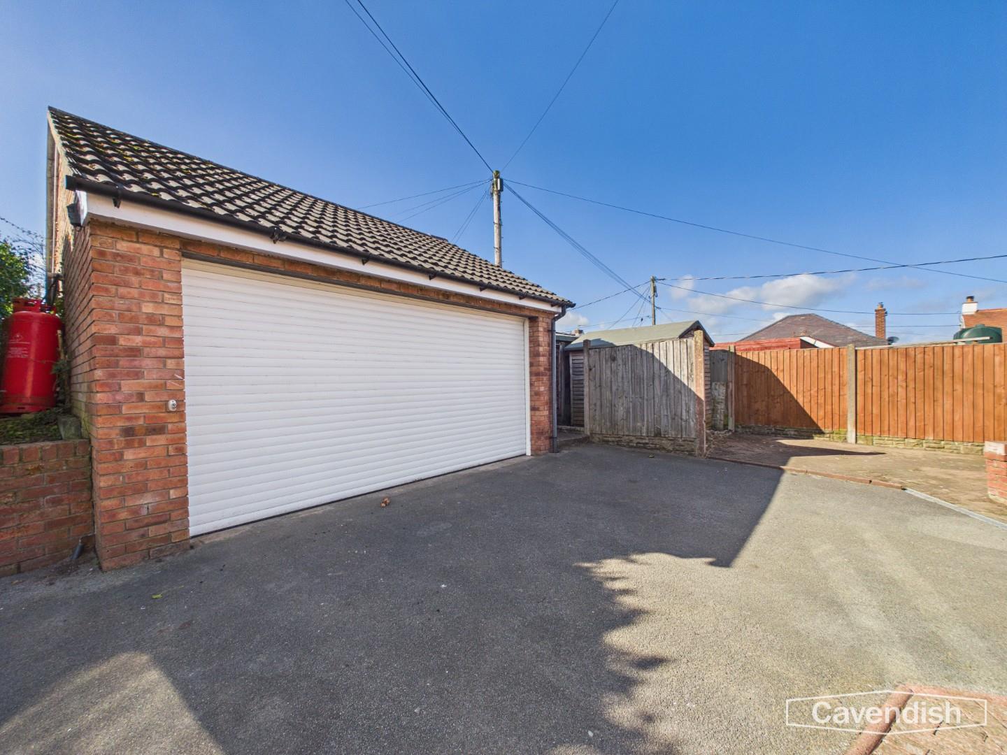 Gegin Lane, Croeshowell, Llay - DOUBLE GARAGE