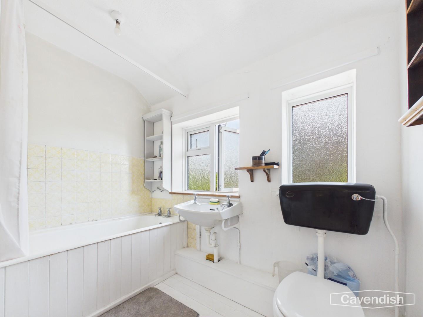 Hillside Crescent, Mold - Family Bathroom