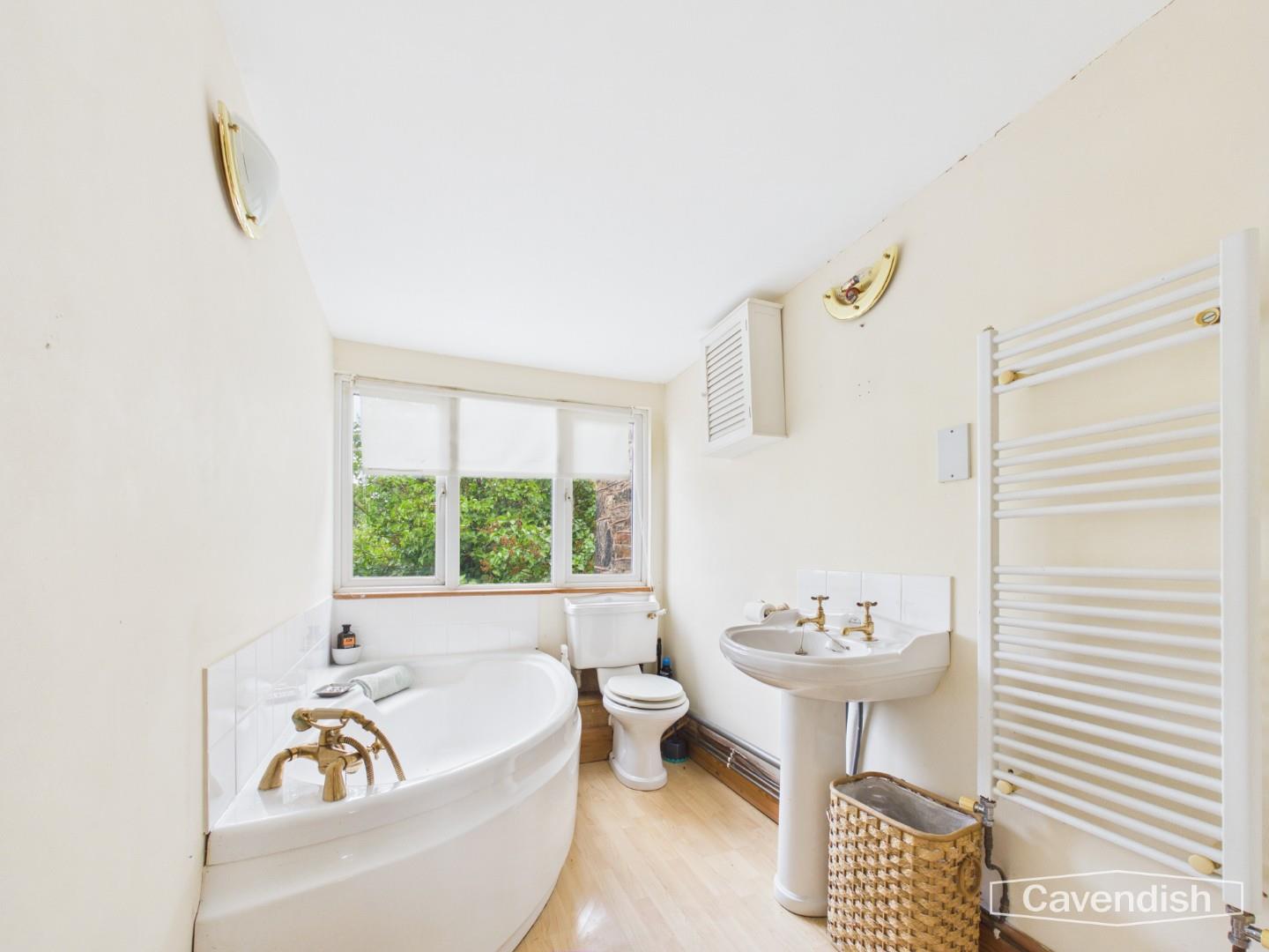 Marlow Terrace, Mold - Ensuite Bathroom