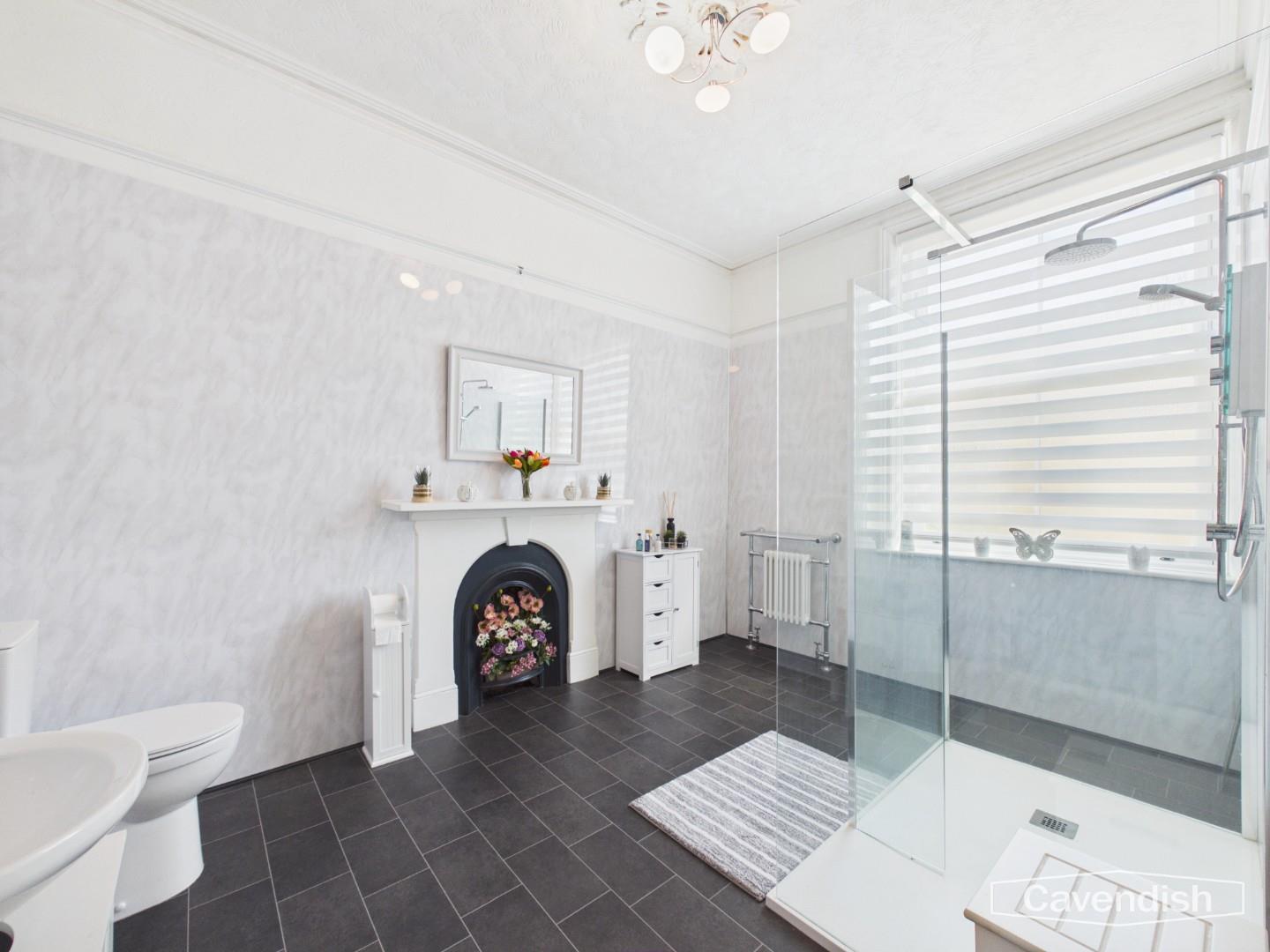 Pwll Glas, Mold - Downstairs Bathroom