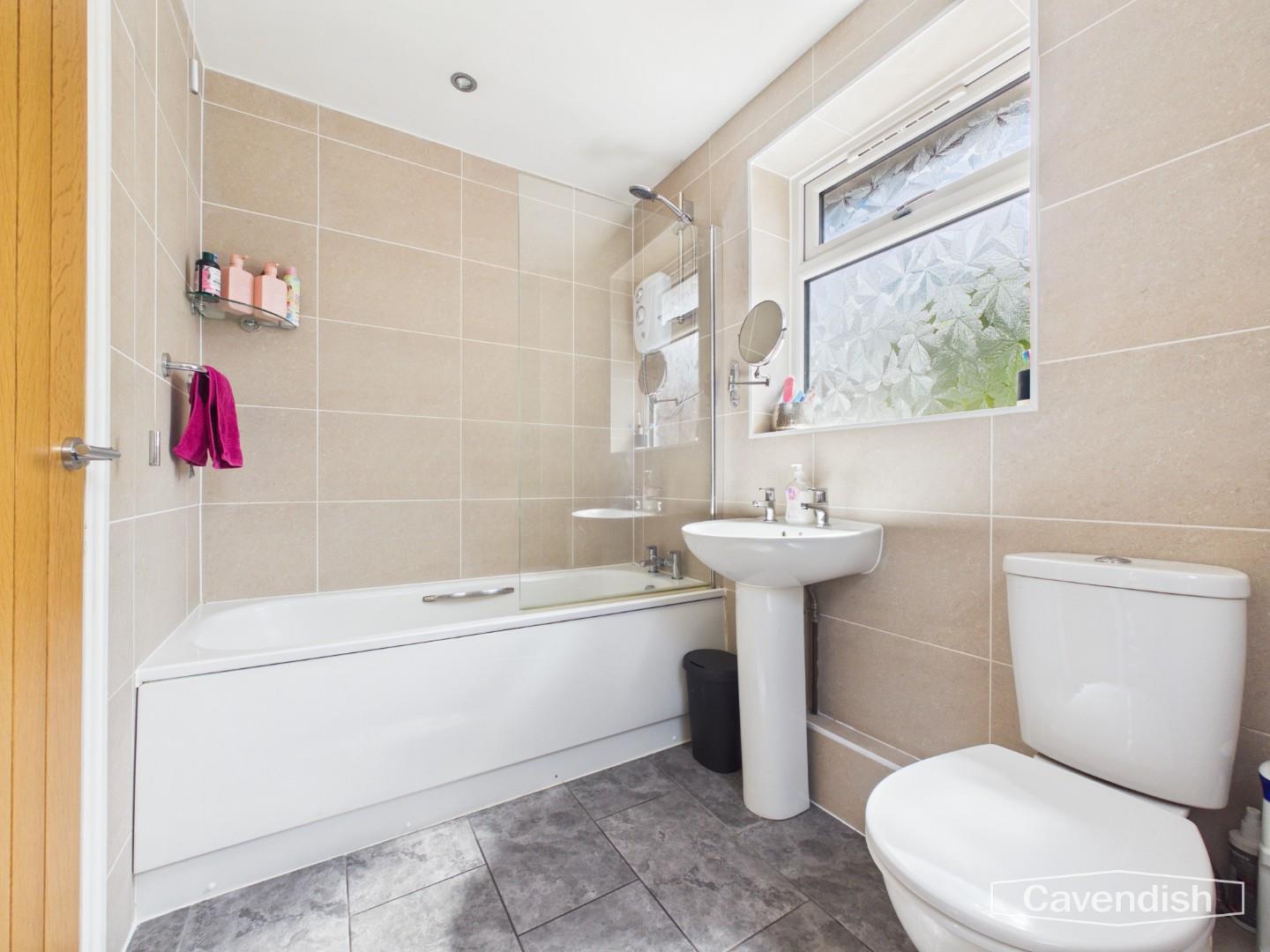 Llys Y Wern, Sychdyn, Mold - Family Bathroom