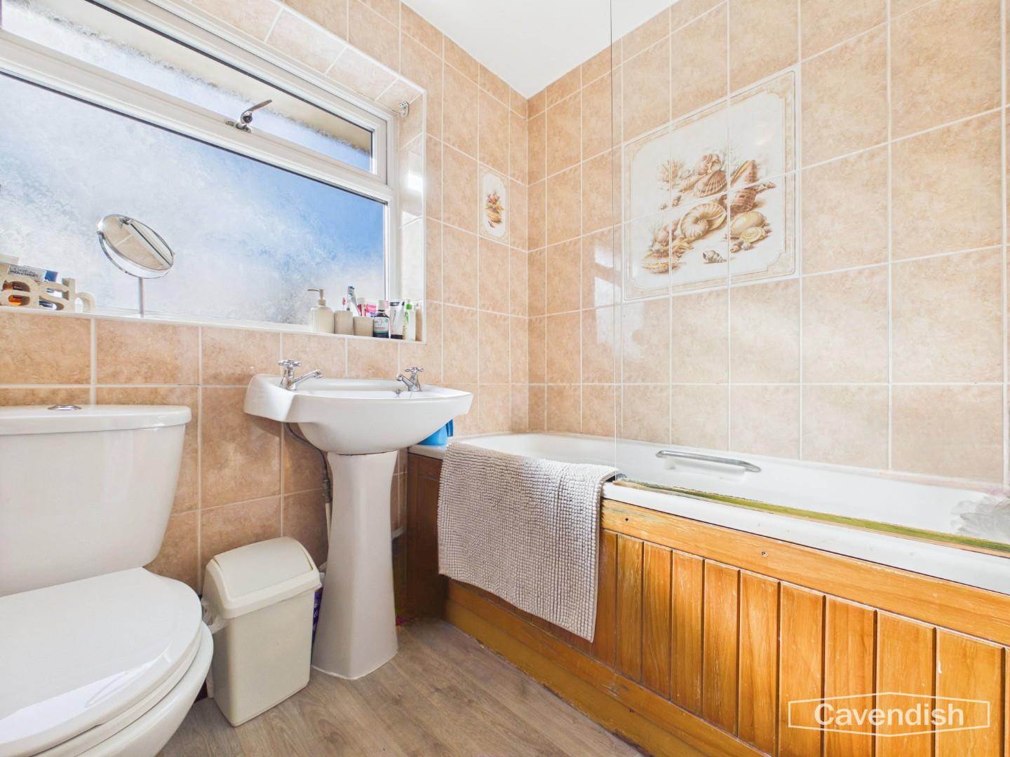 Lon Cae Del, 10 Lon Cae Del, Mold - Family Bathroom