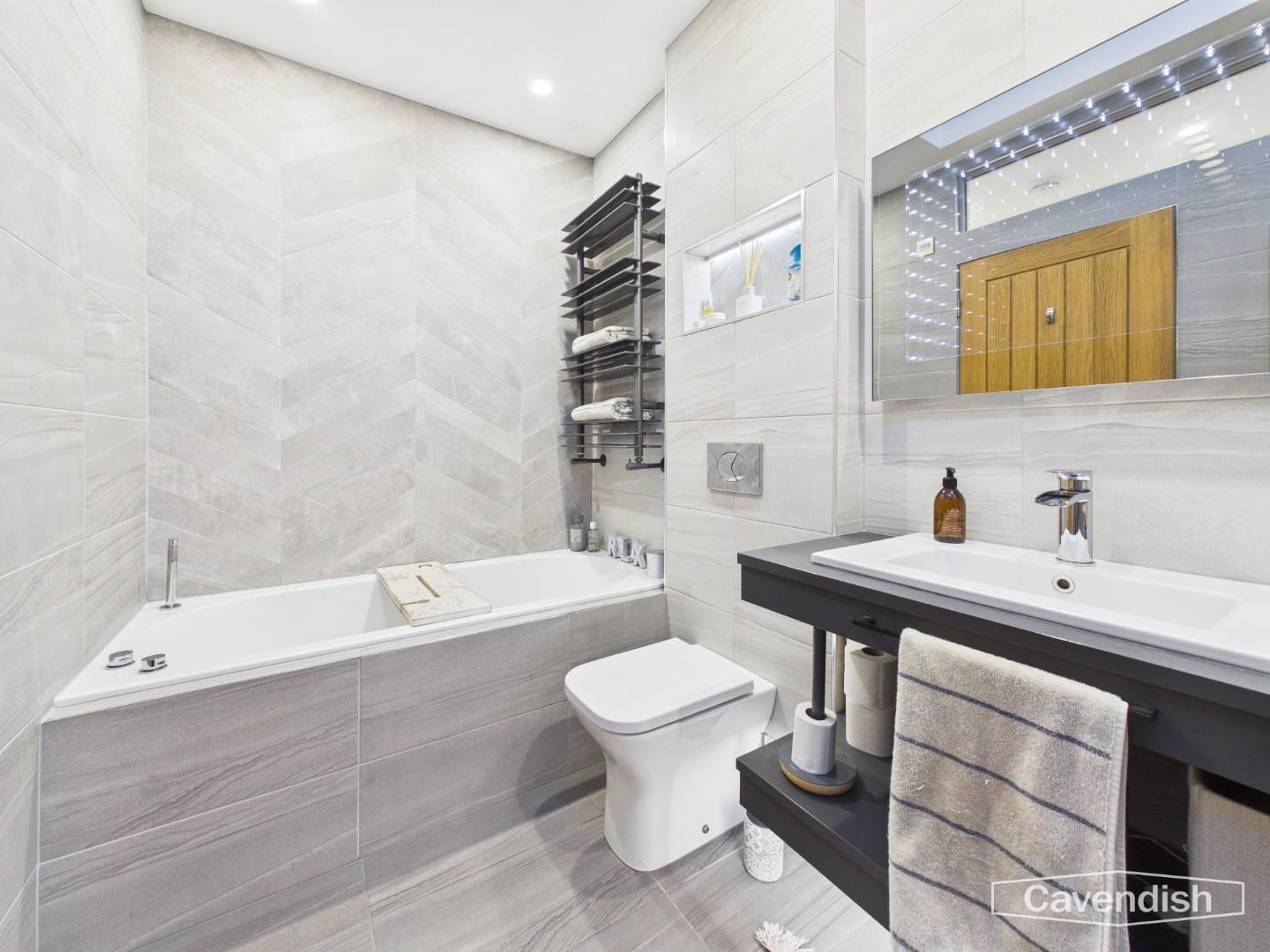 Sychdyn, Mold - FAMILY BATHROOM