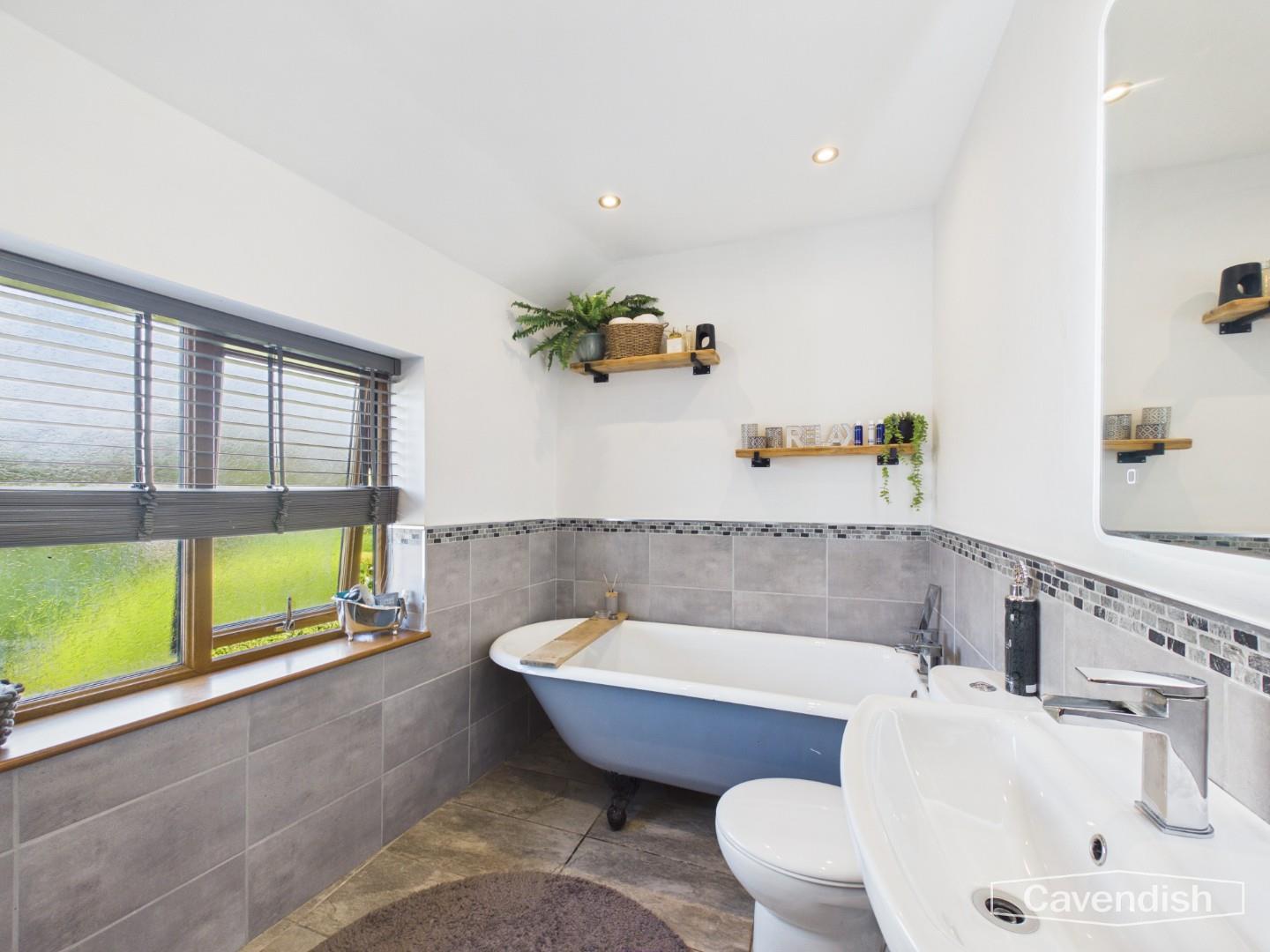 Wats Dyke Way, Sychdyn, Mold - Family Bathroom