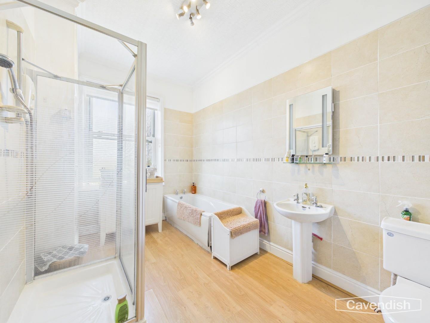 Pwll Glas, Mold - Family Bathroom