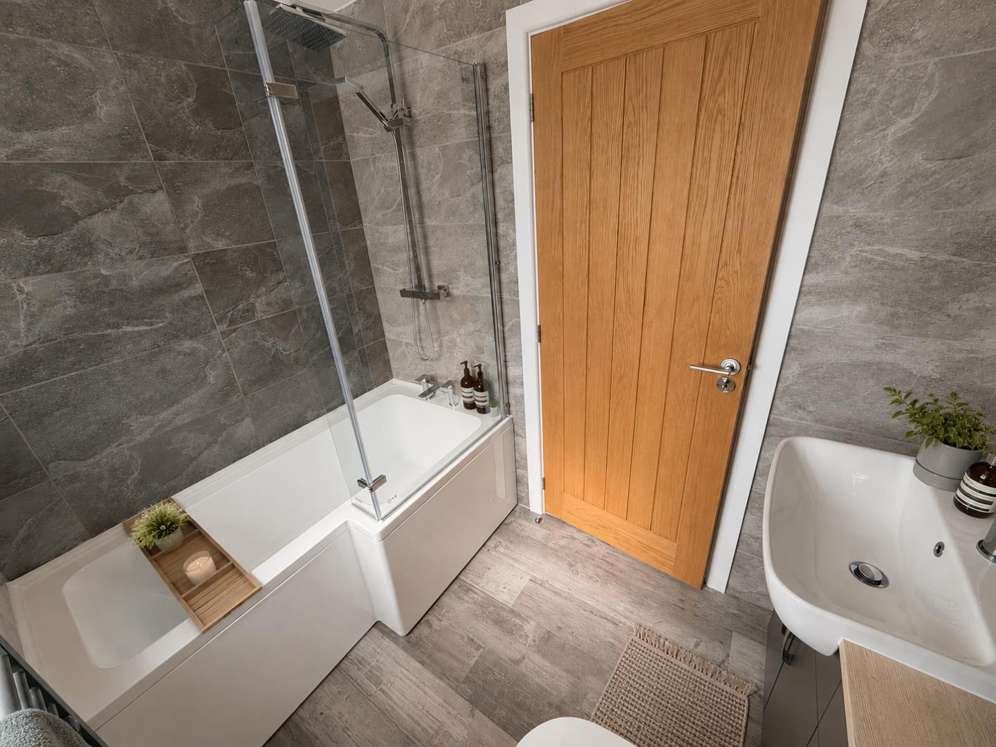 Llys Argoed, Mynydd Isa, Mold - Family Bathroom