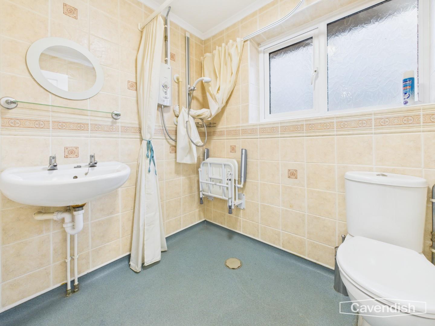 Springfield Drive, Buckley - FAMILY BATHROOM