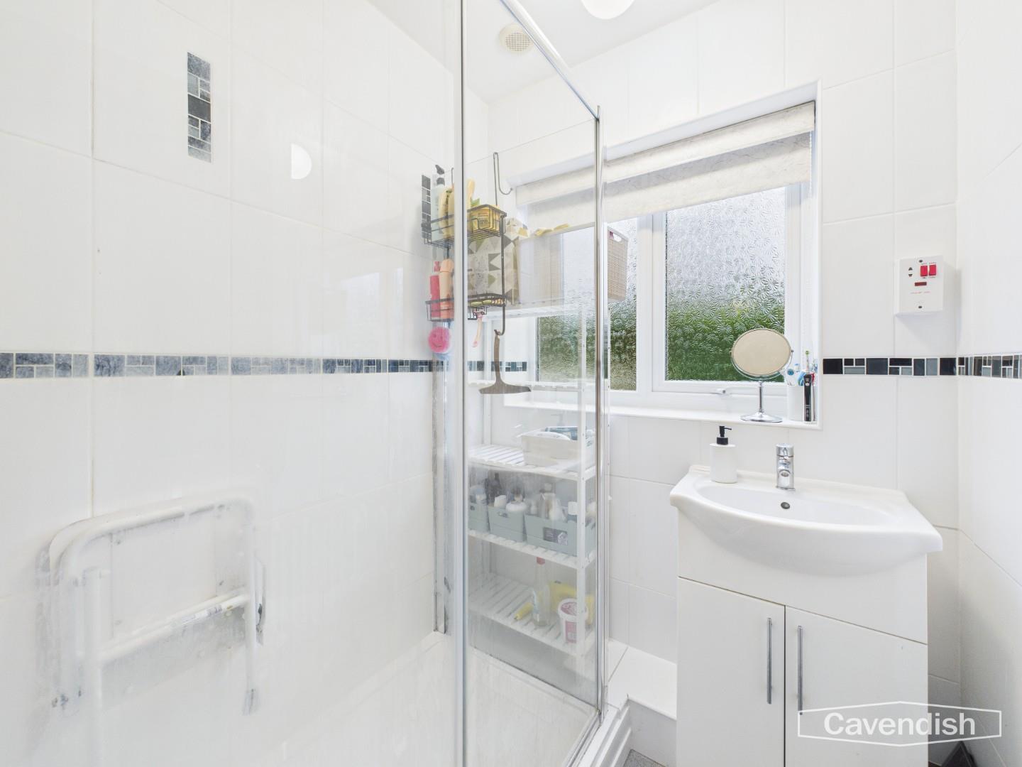 Ffordd Ganol, Sychdyn, Mold - FAMILY SHOWER ROOM