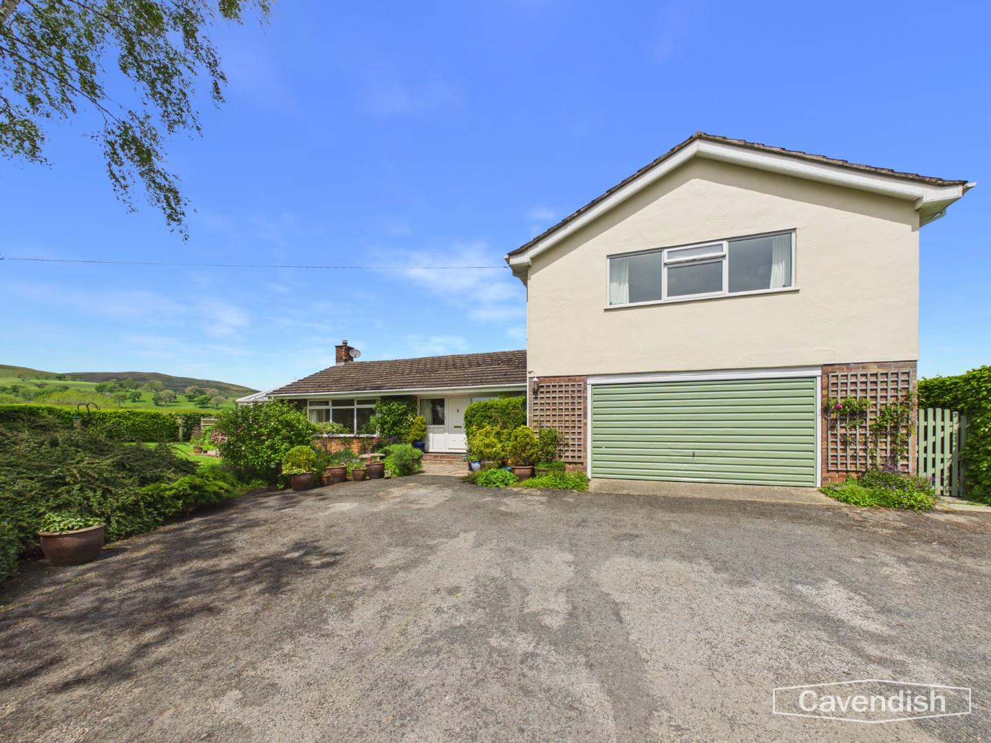 Llanarmon yn Ial, Mold - Garage