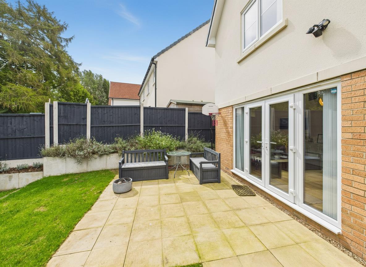 Ffordd Trebeirdd, Mold - GARAGE