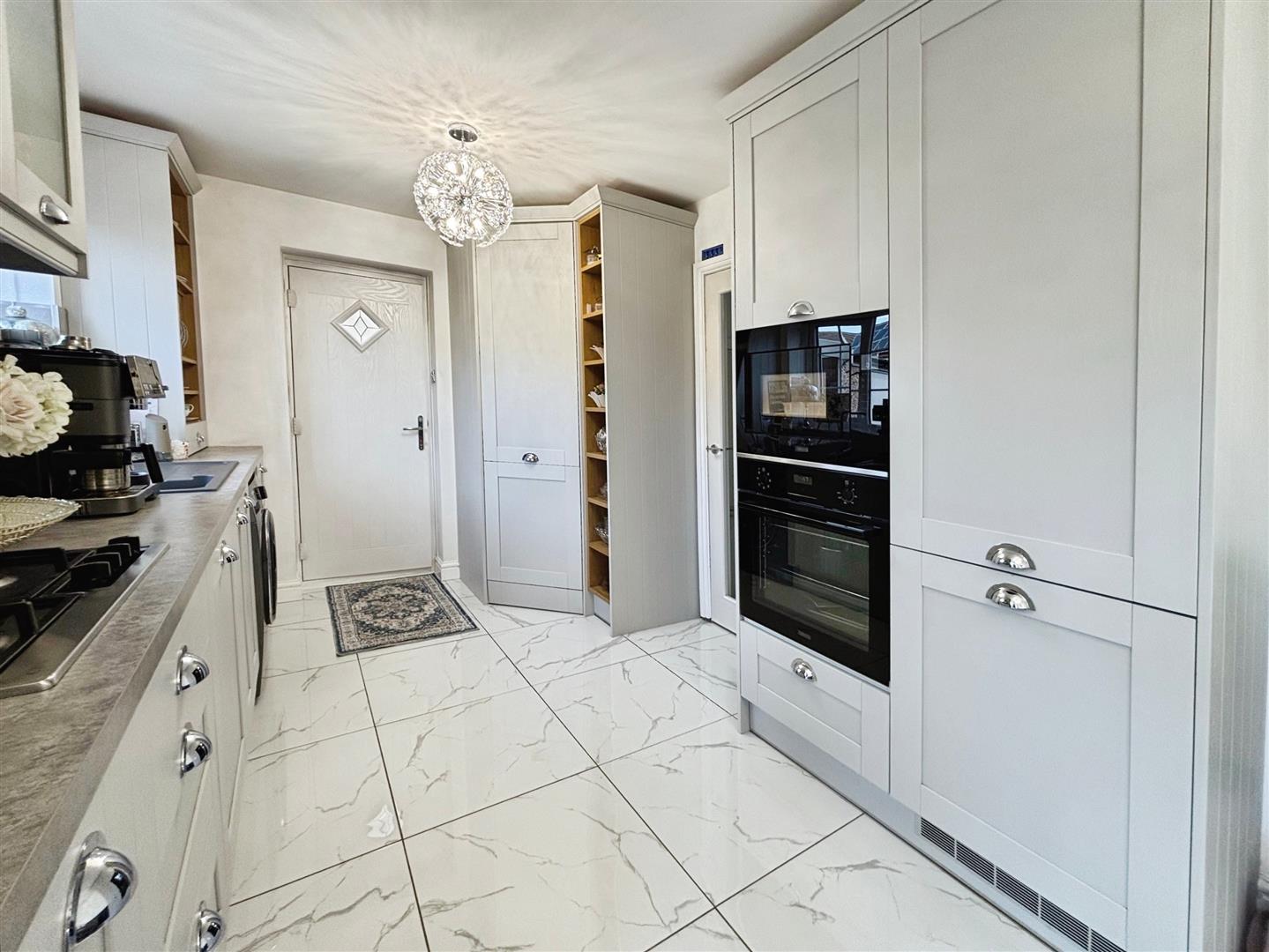 Lewis Close, Queensbury, Bradford, BD13 2GF