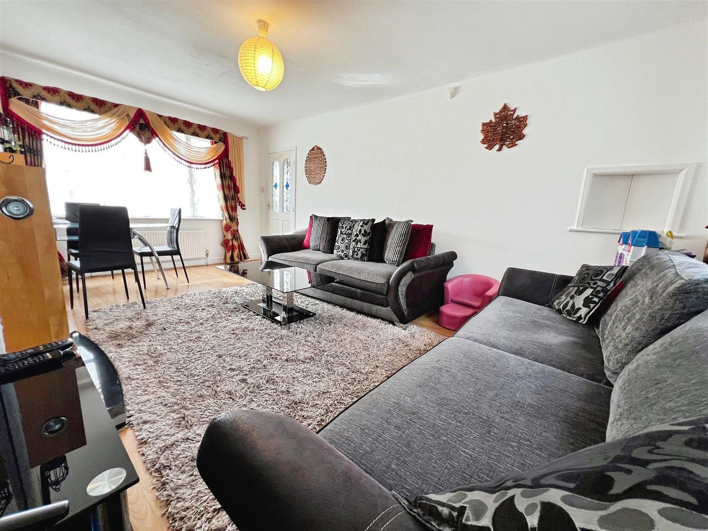 Ashbourne Way, Bradford, BD2 4 DT