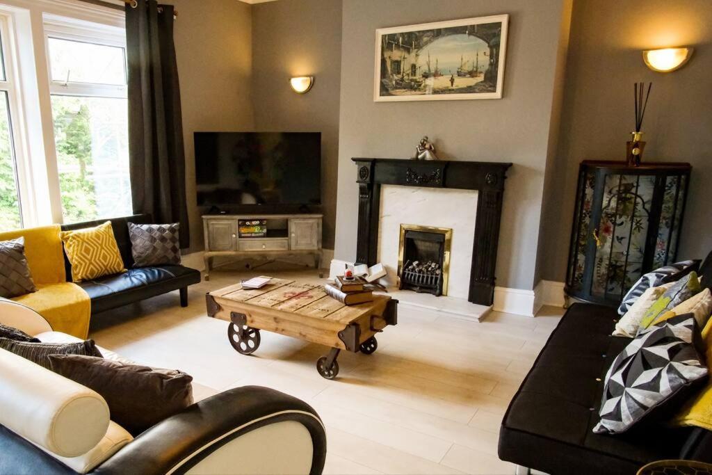 Service Accommodation – Sleeps 6 The Beach House