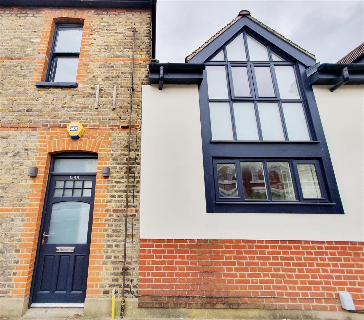Northfield Avenue, Ealing, W13