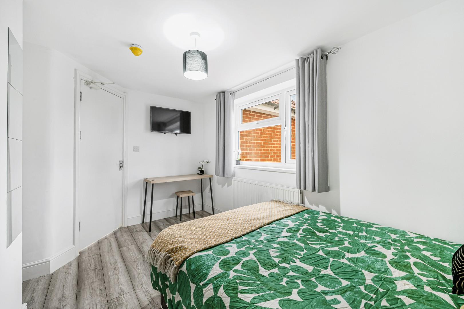 The Crescent, Acton, W3