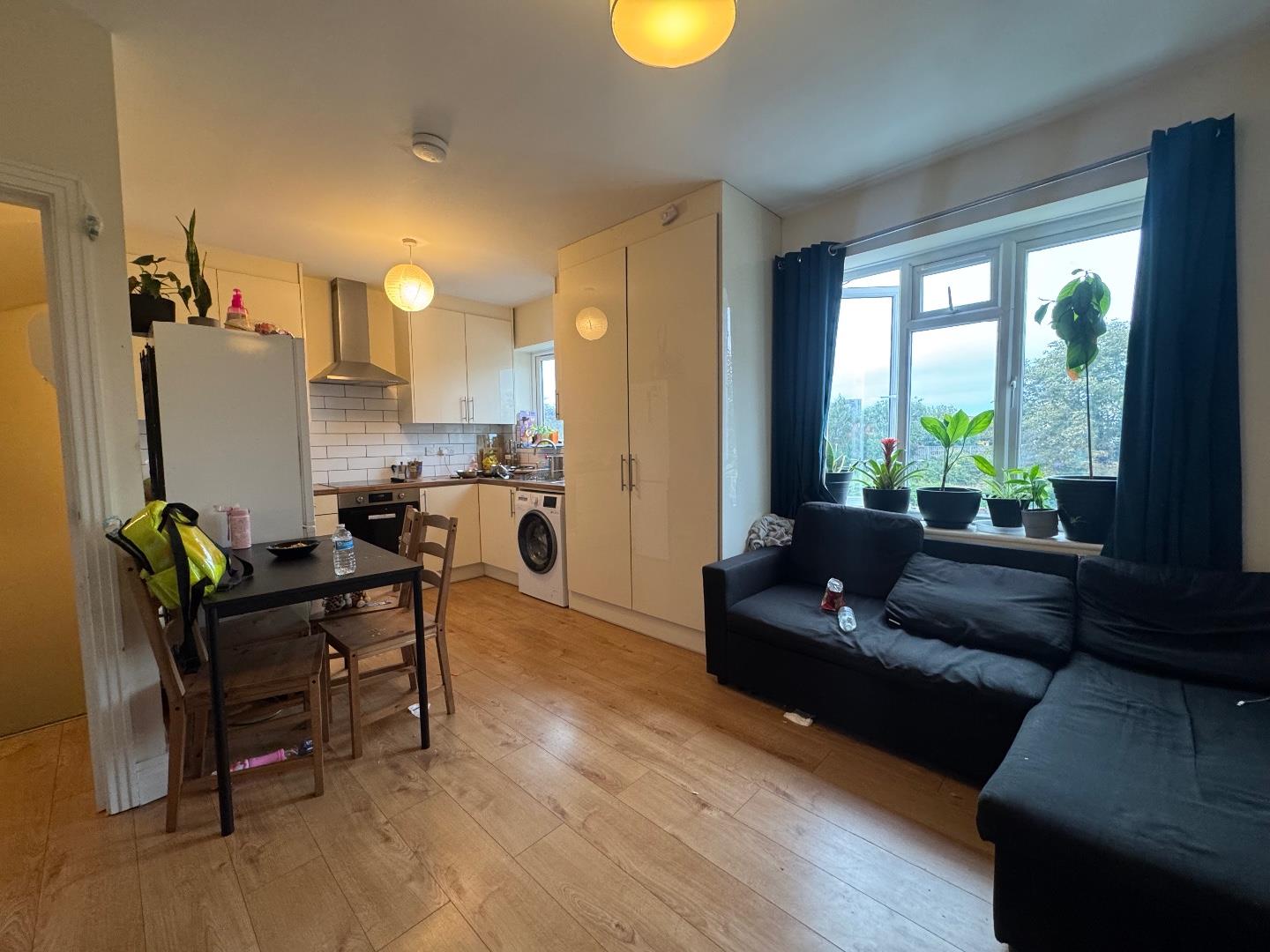 Western Avenue, Acton, W3