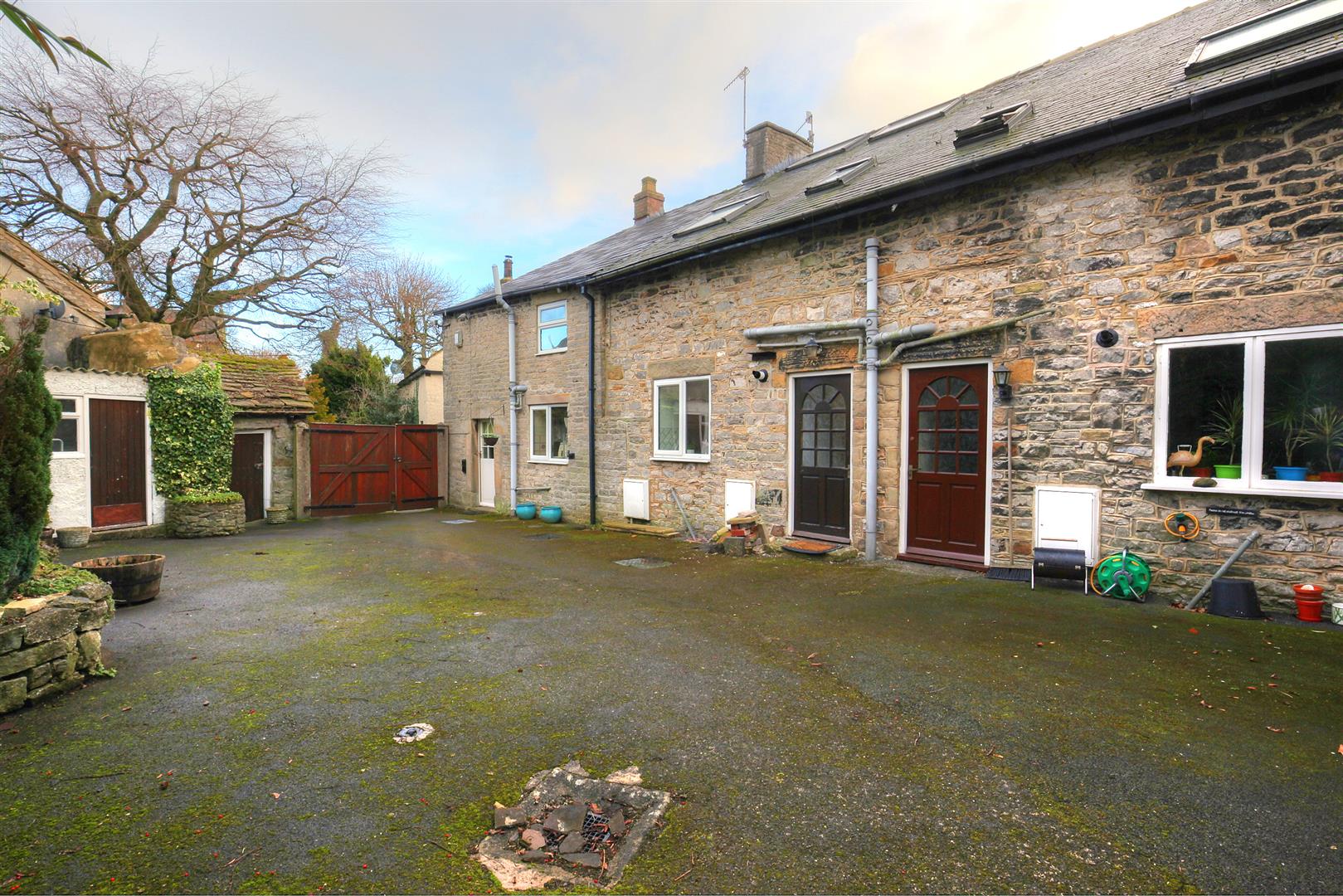 2, Nags Head Coach House, Market Place, Castleton, S33 8WQ