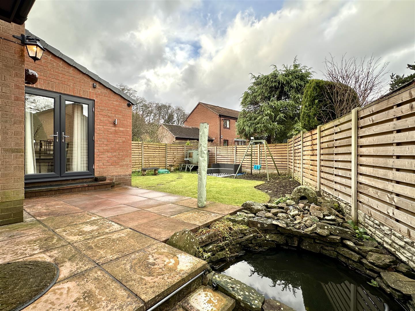 2, Akley Bank Close, Sheffield, S17 4DW