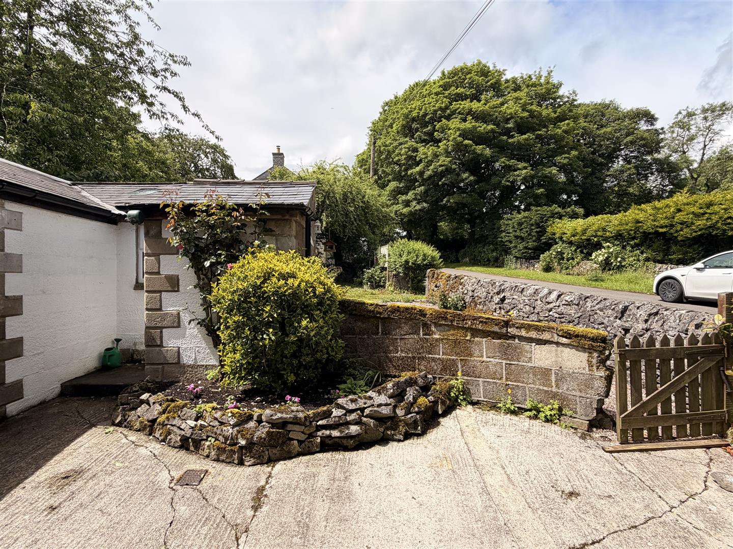 1, Dale View, Taddington, Buxton, SK17 9UG
