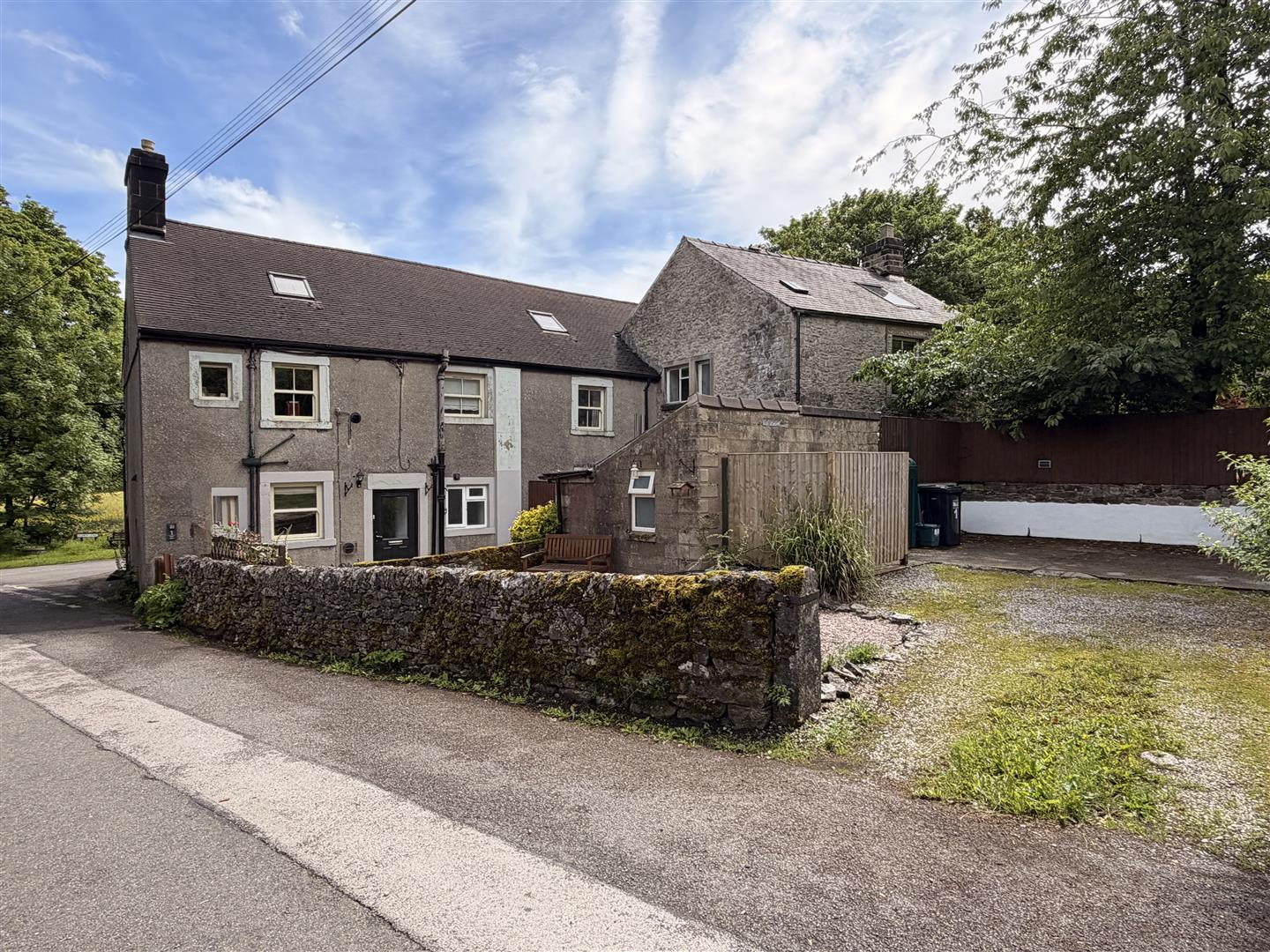 1, Dale View, Taddington, Buxton, SK17 9UG
