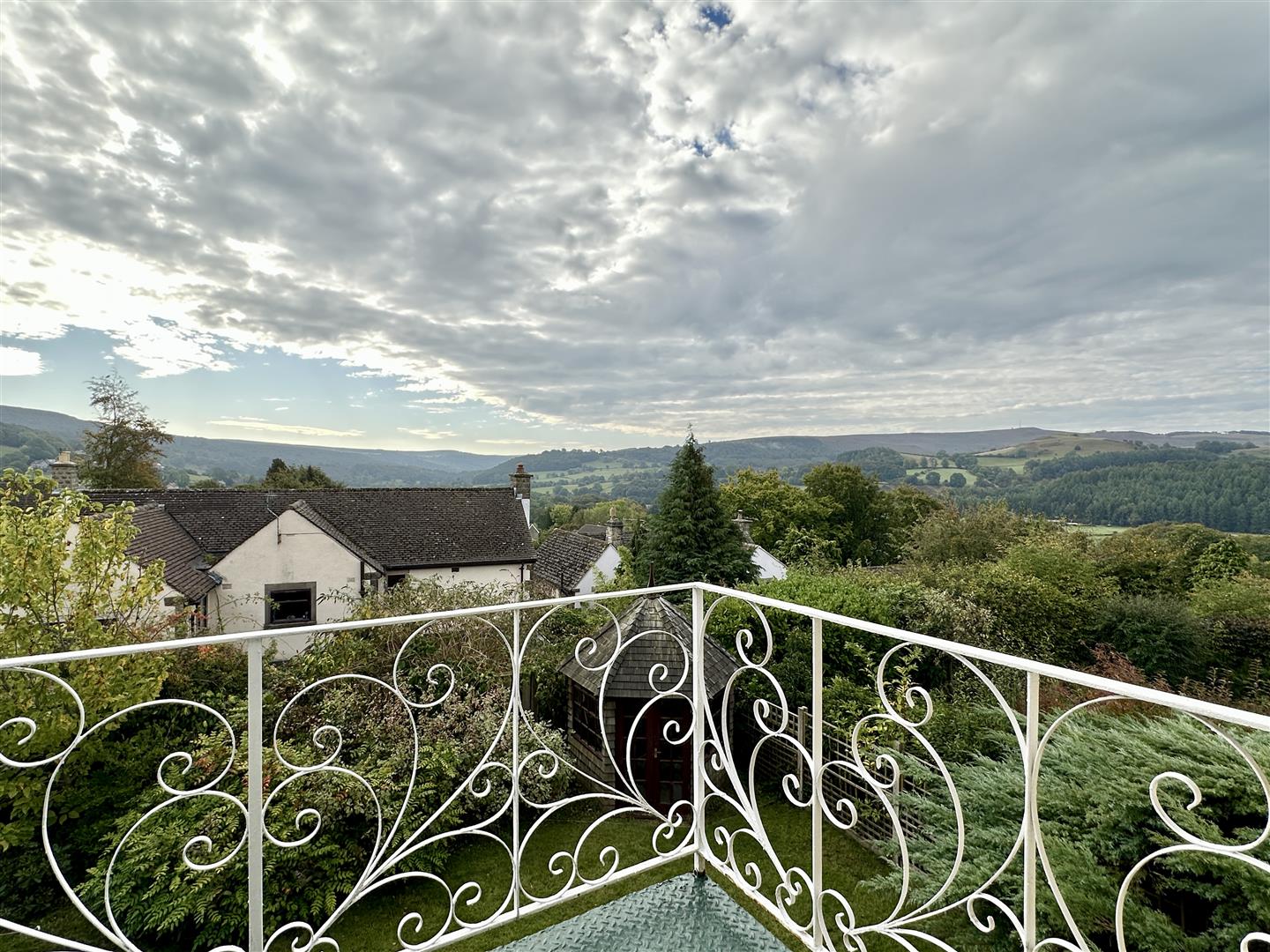 White Leaf, Higger Lane, Hathersage, Hope Valley, S32 1AW