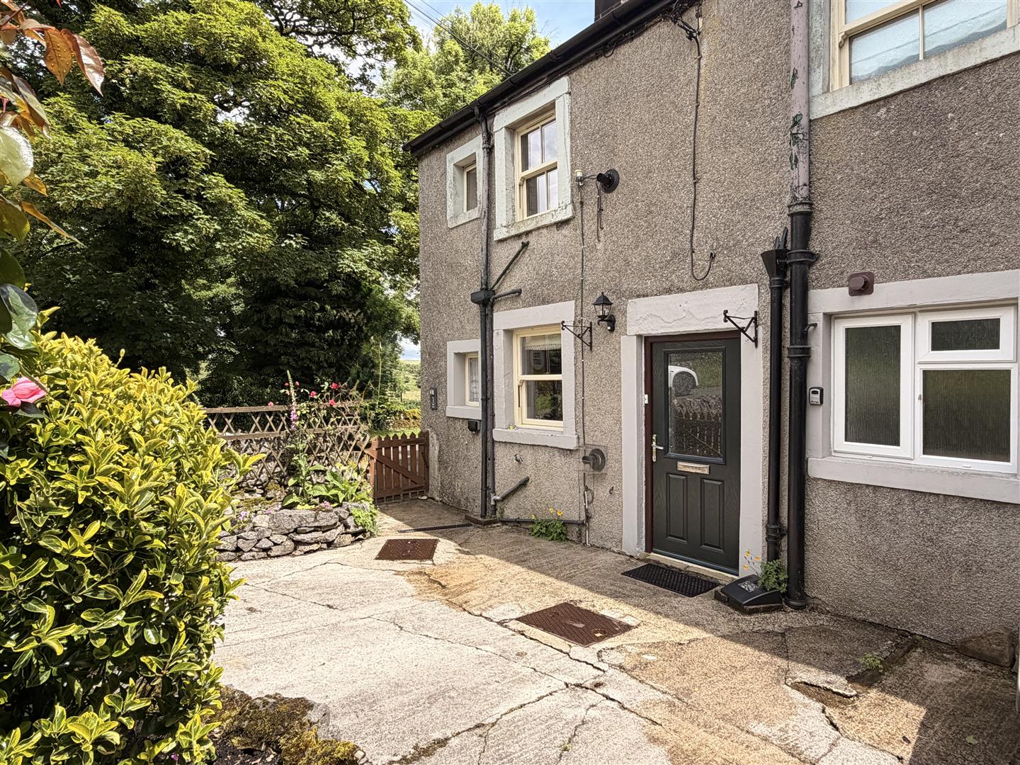 1, Dale View, Taddington, Buxton, SK17 9UG