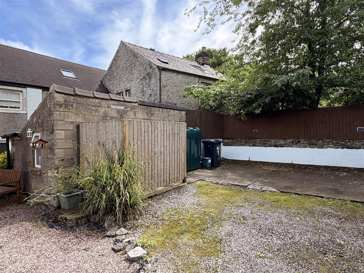 1, Dale View, Taddington, Buxton, SK17 9UG