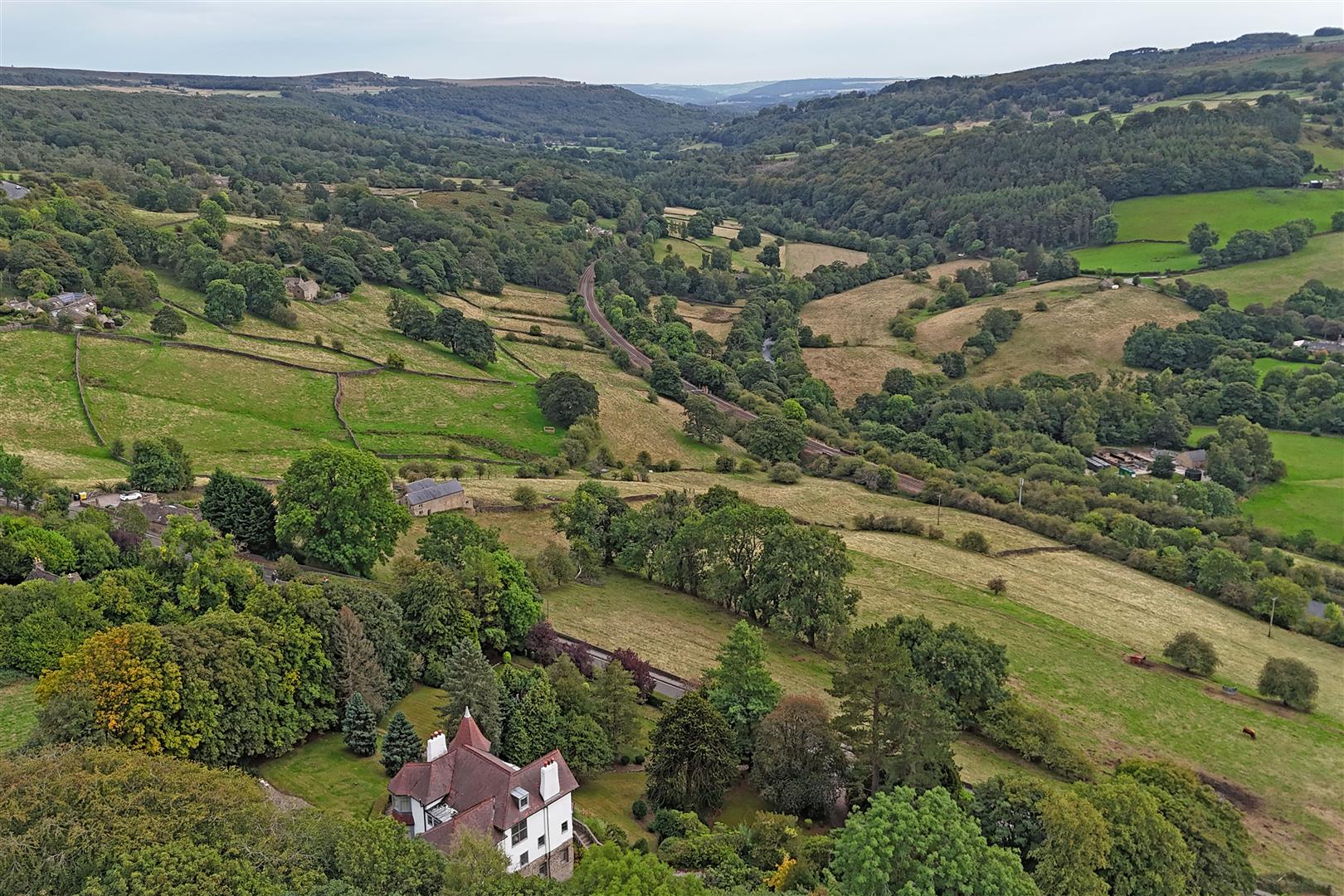 Cotefield, Sheffield Road, Hathersage, Hope Valley, S32 1DA