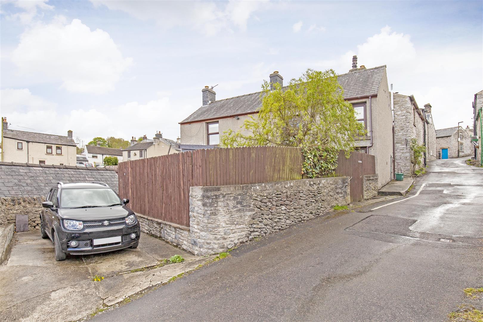 Roslyn, Smithy Hill, Bradwell, Hope Valley, S33 9JR