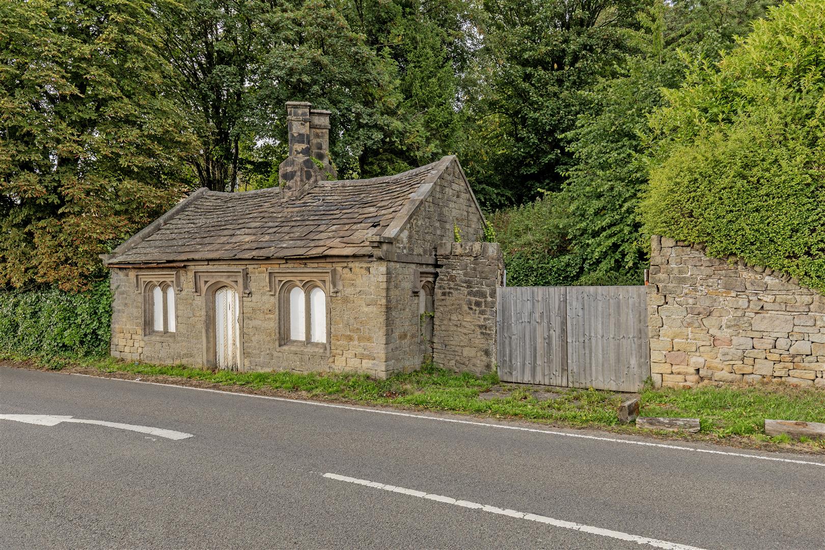 Cotefield, Sheffield Road, Hathersage, Hope Valley, S32 1DA