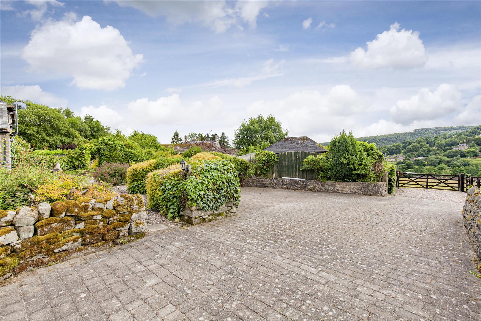 The Barn, Main Road, Grindleford, Hope Valley, S32 2HE