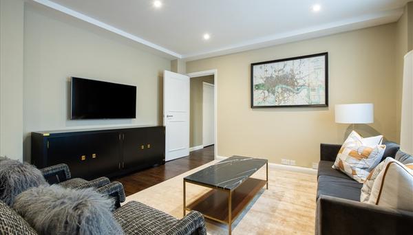 39 Hill Street, Mayfair, London, W1J