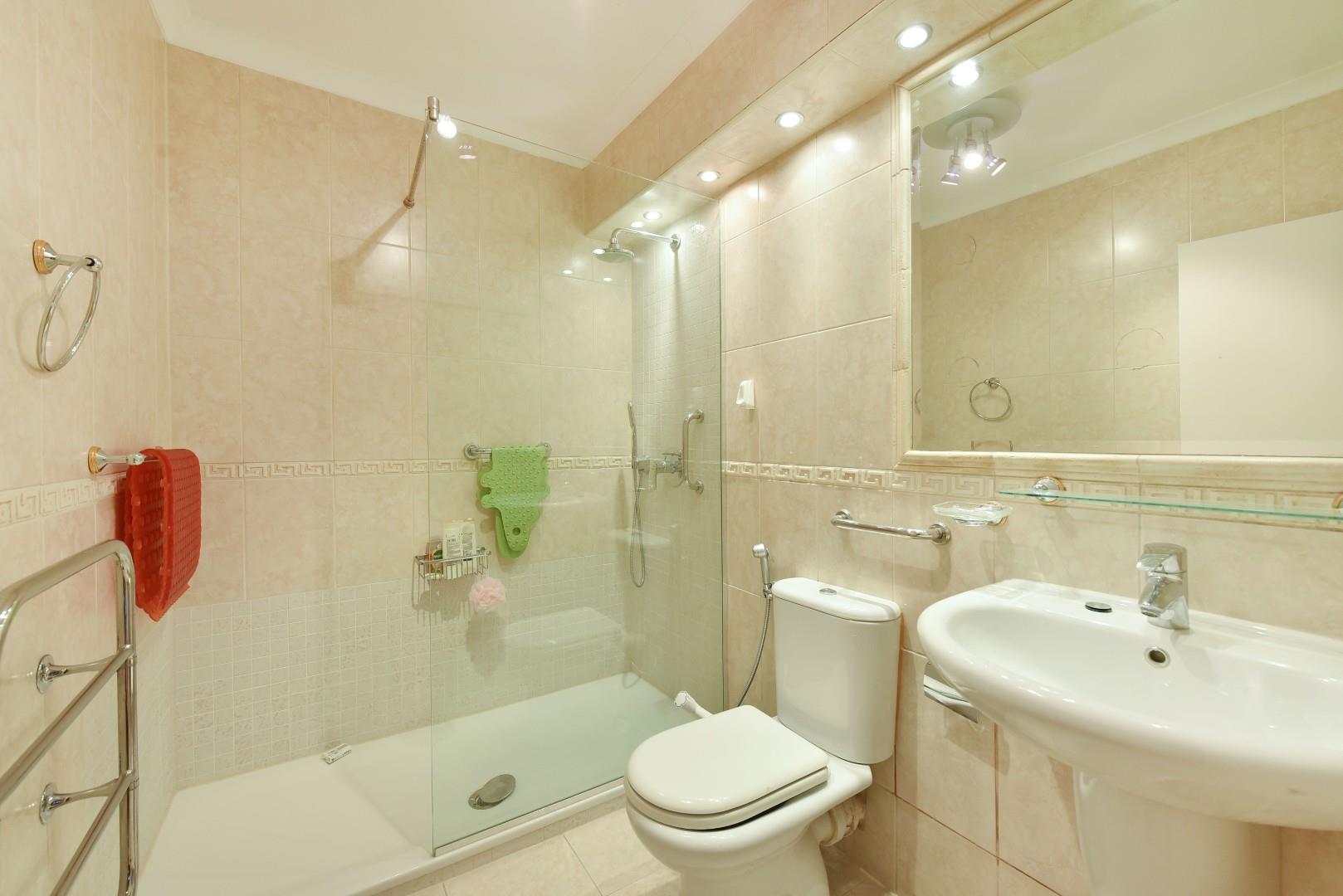 UNMODERNISED FLAT Quadrangle Tower, Cambridge Square, Hyde Park Estate W2