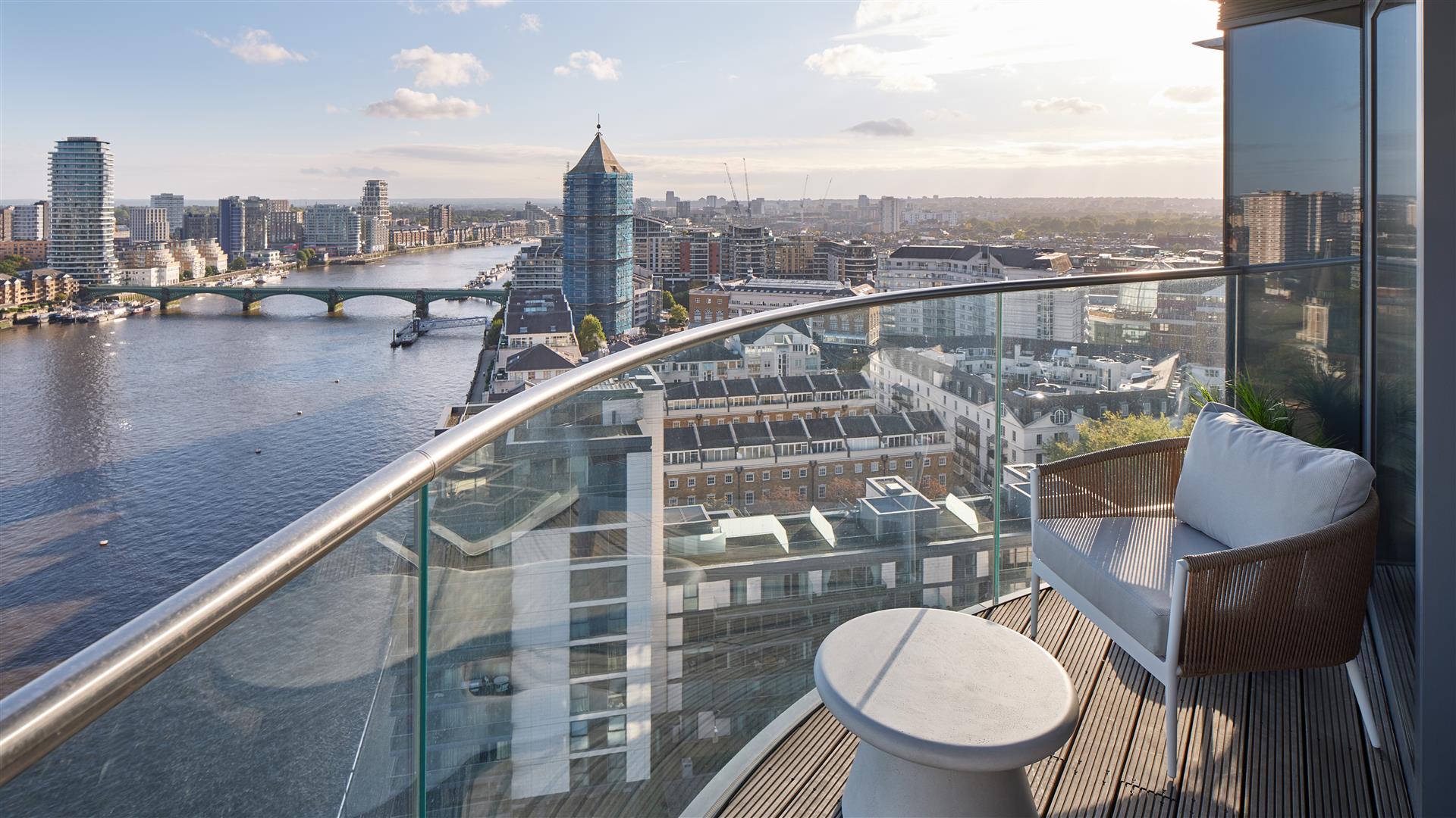 Luxury New Apartment At Tower West, Chelsea Waterfront SW10