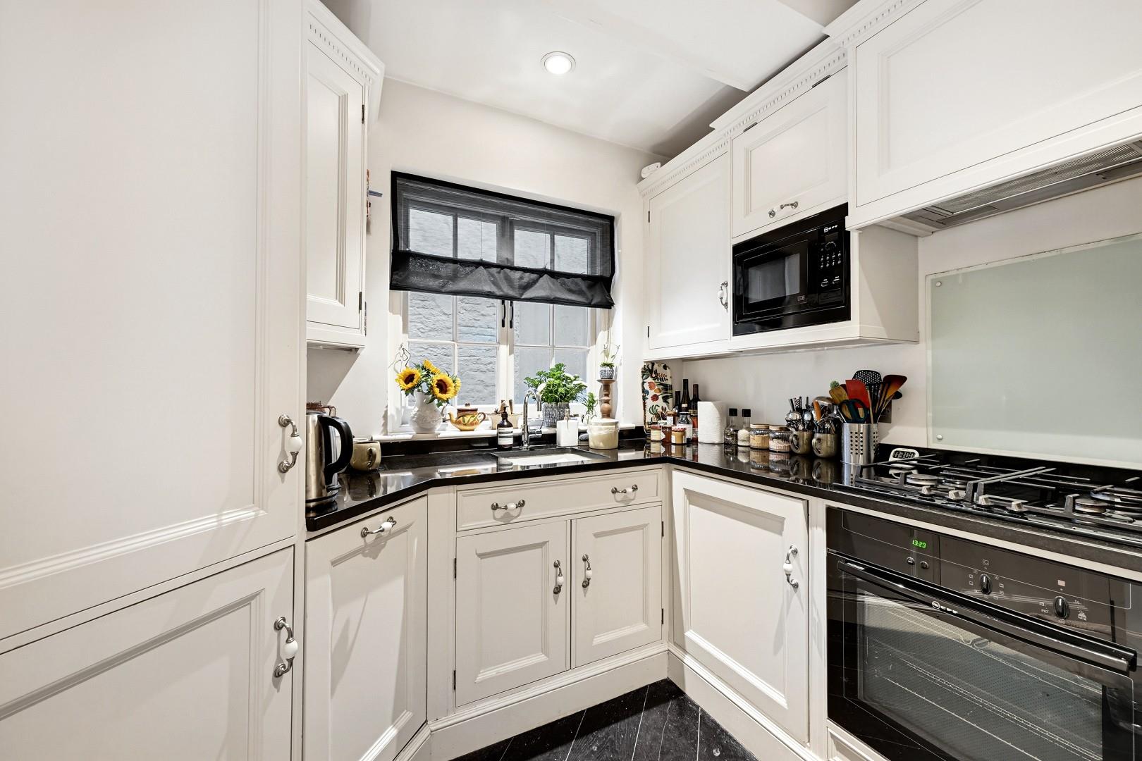 Amazing Raised Ground Floor – Montagu Square, Marylebone W1H