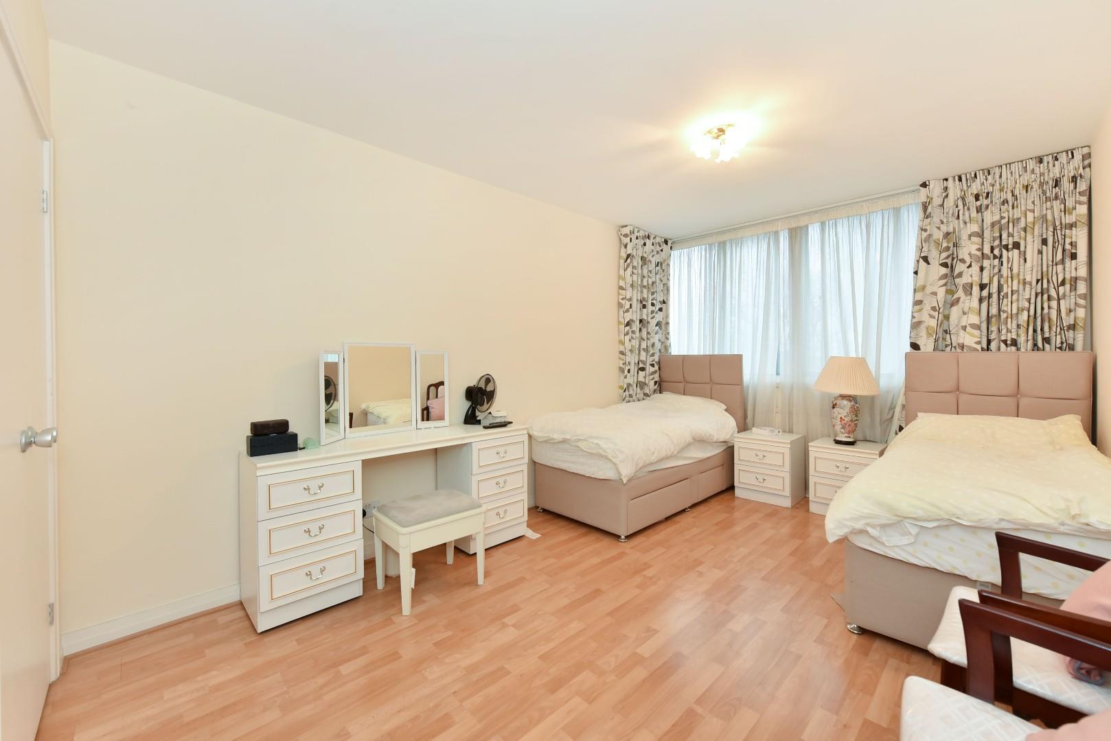 UNMODERNISED FLAT Quadrangle Tower, Cambridge Square, Hyde Park Estate W2