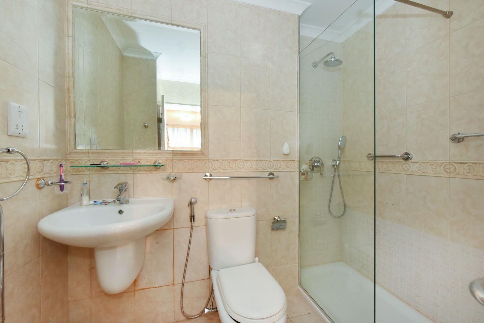 UNMODERNISED FLAT Quadrangle Tower, Cambridge Square, Hyde Park Estate W2