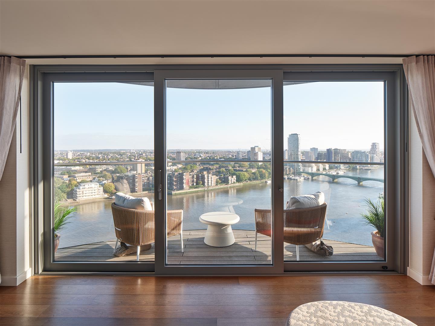 Luxury New Apartment At Tower West, Chelsea Waterfront SW10