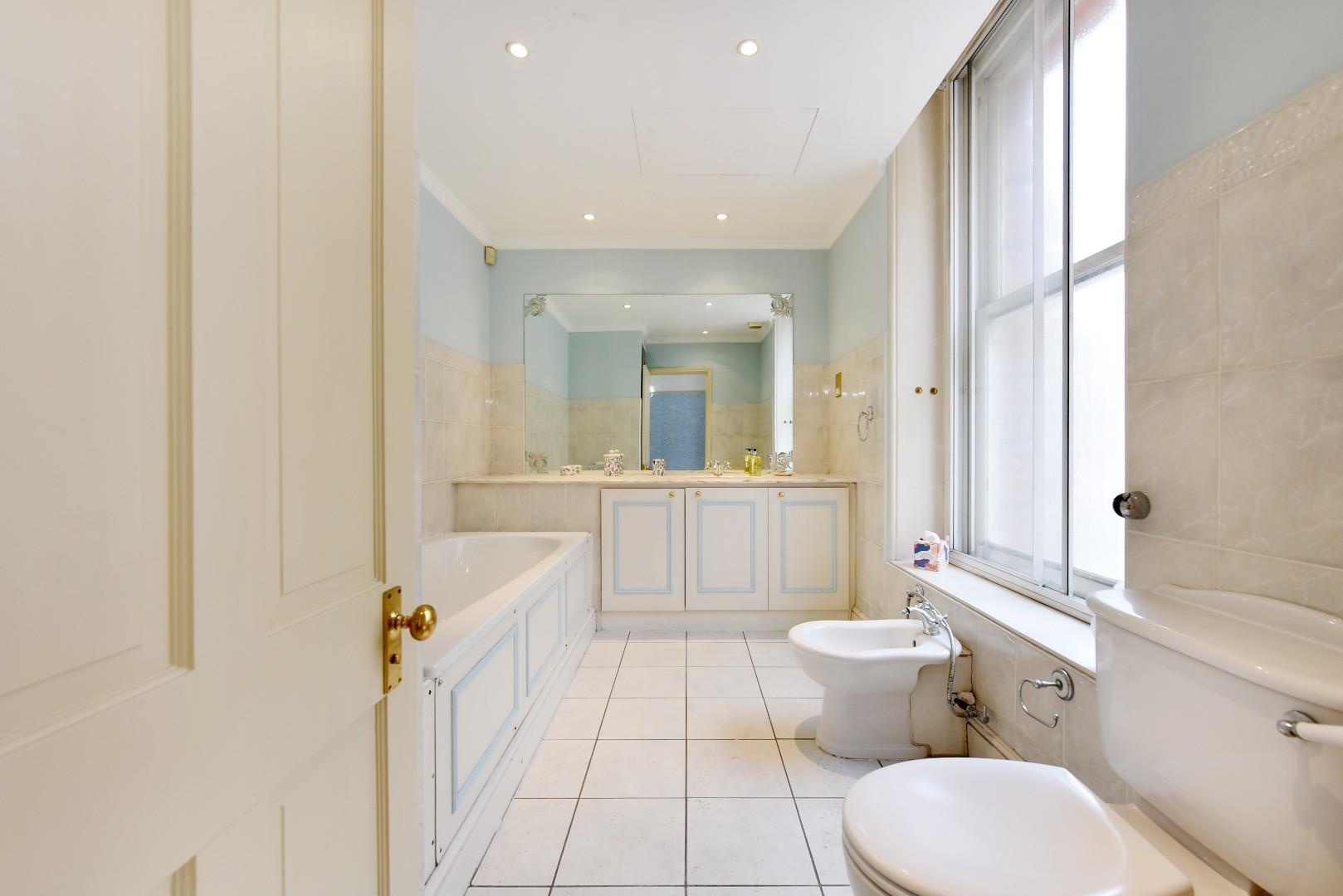 Huge Lateral Apartment Hay Hill, Mayfair, London W1J