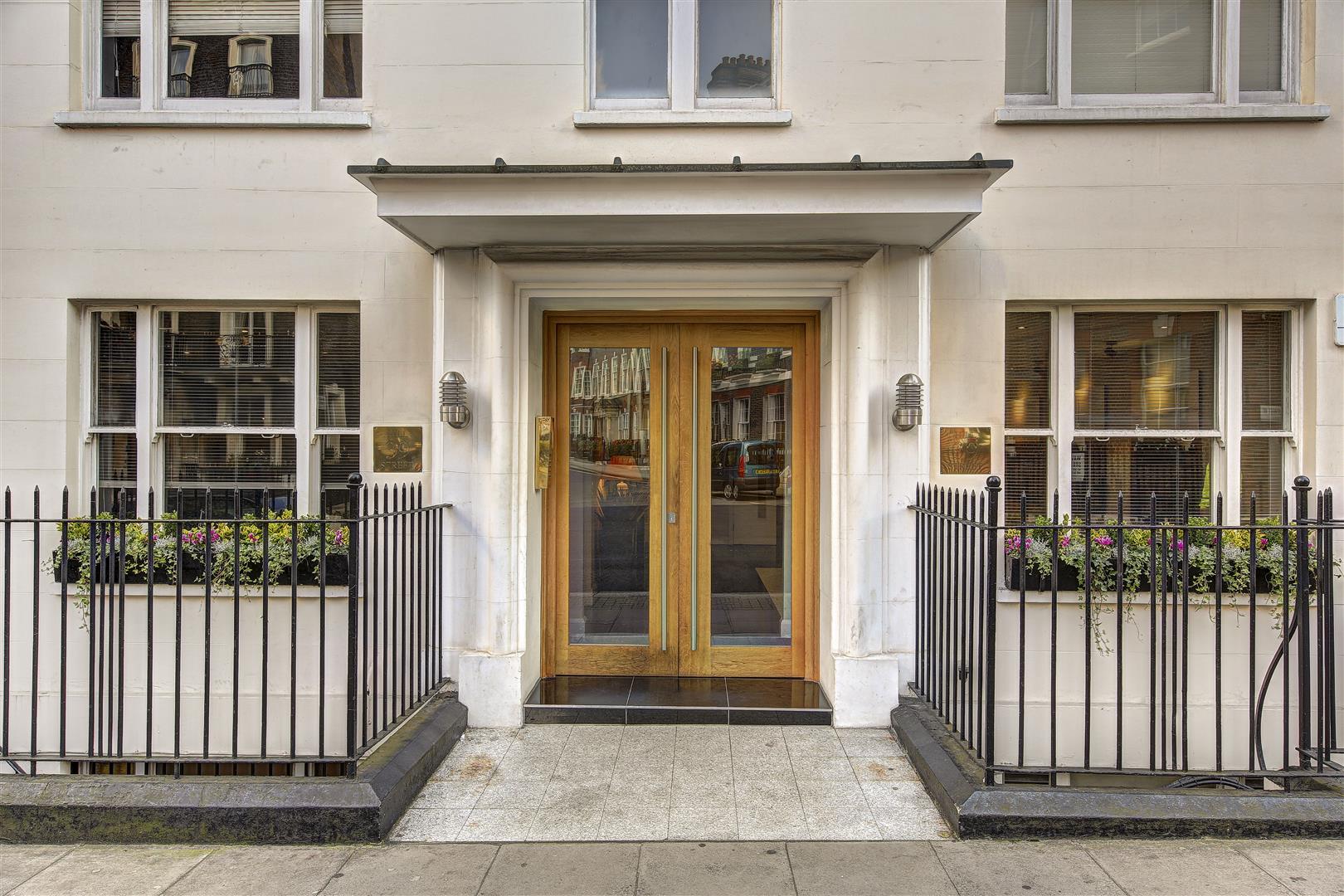 39 Hill Street, London, W1J