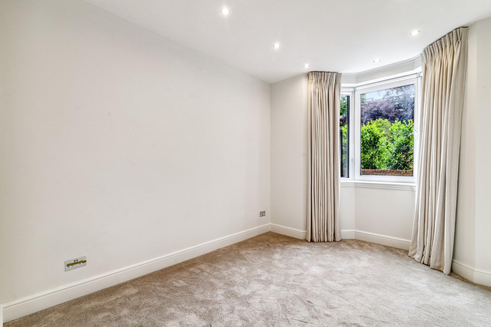 Flat With Swimming Pool – Avenue Road, London NW8