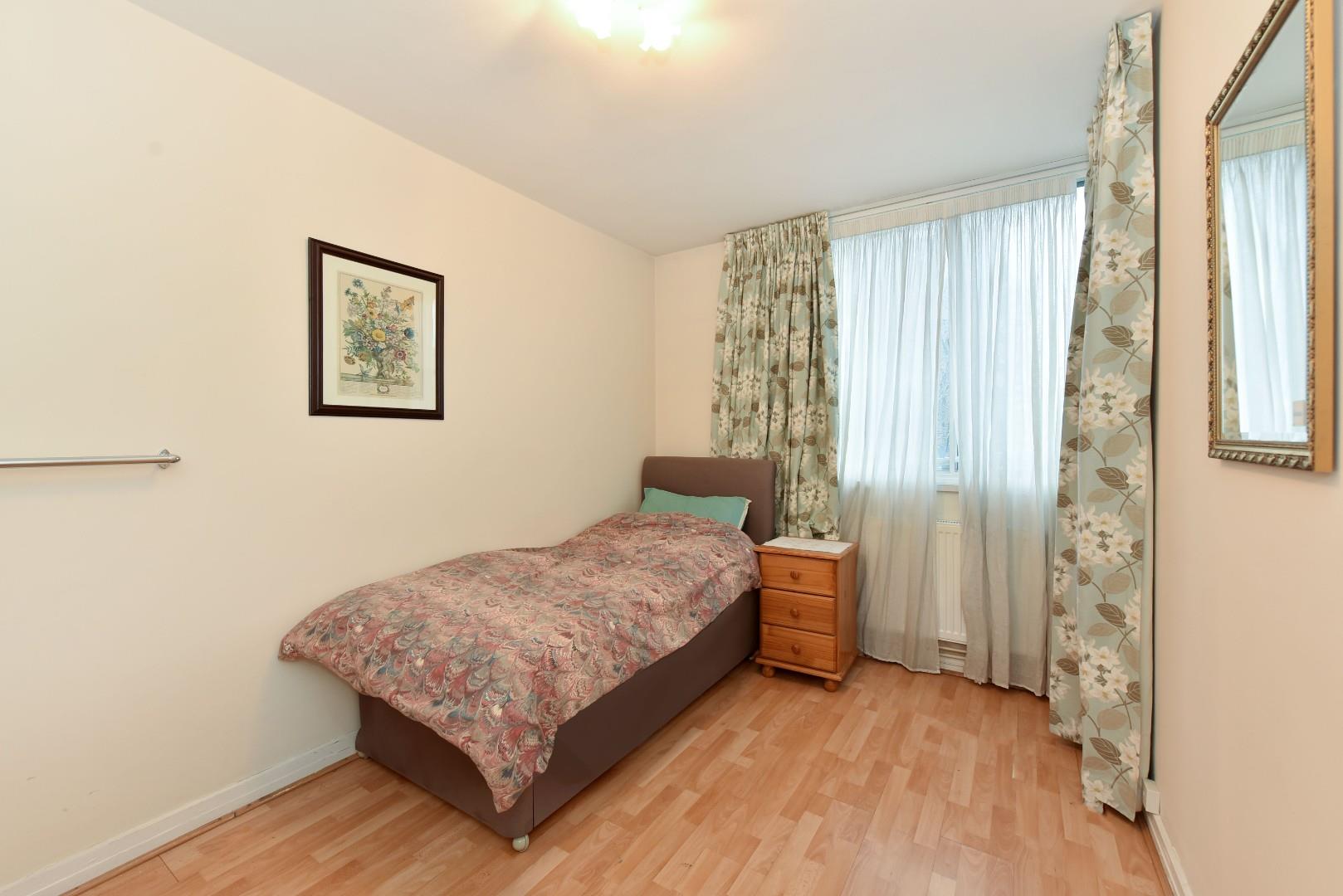 UNMODERNISED FLAT Quadrangle Tower, Cambridge Square, Hyde Park Estate W2